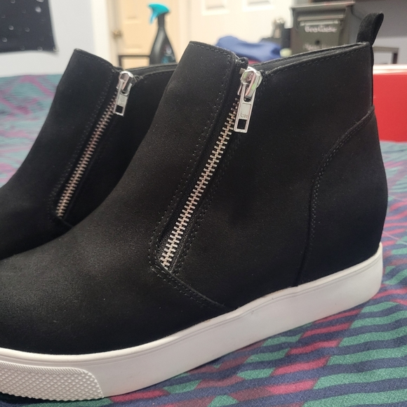 Time and Tru Shoes - Black hitop sneakers with memory foam